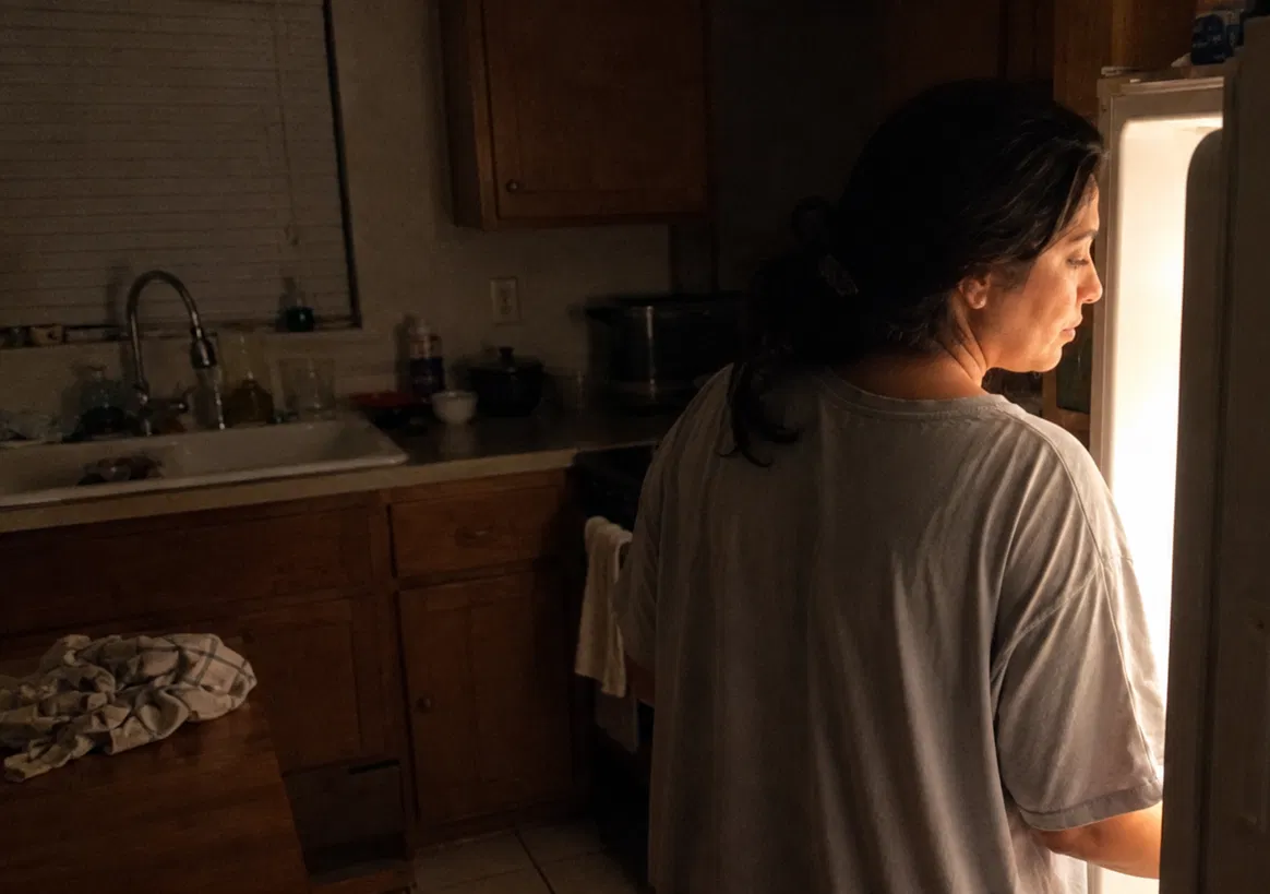 Mary frente al refrigerador de noche